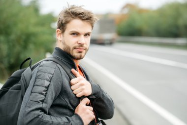 Sırt çantası ile yakışıklı maço adam