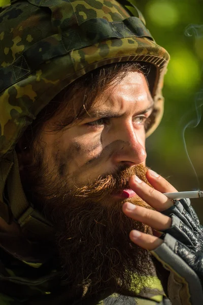 Soldat rökning cigarett — Stockfoto