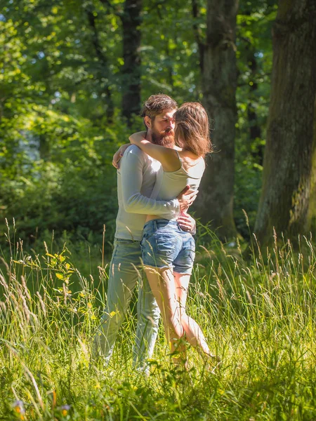 Pareja joven en el bosque —  Fotos de Stock