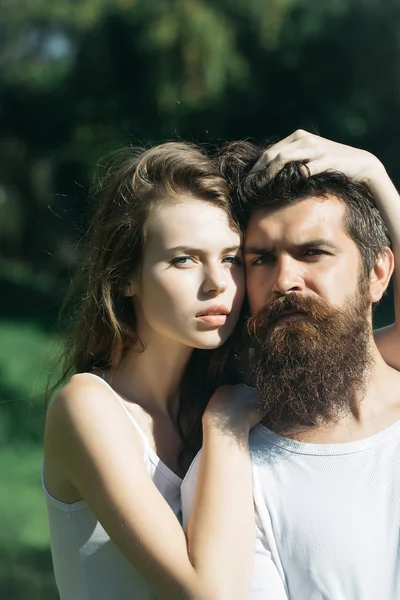 Sexy jovem casal no verde grama — Fotografia de Stock