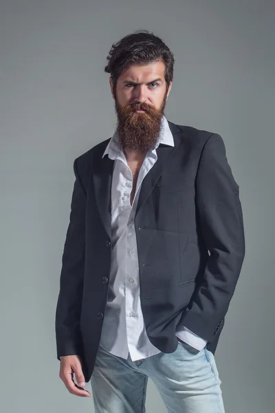 Красивый бородатый стильный мужчина — стоковое фото