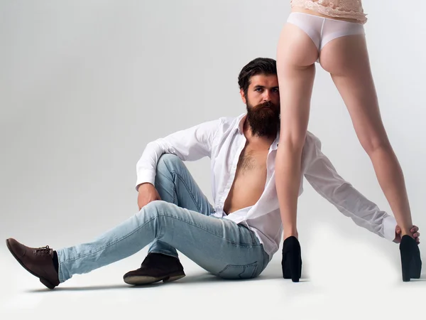Бородатий чоловік з жіночими ногами і сідницями — стокове фото