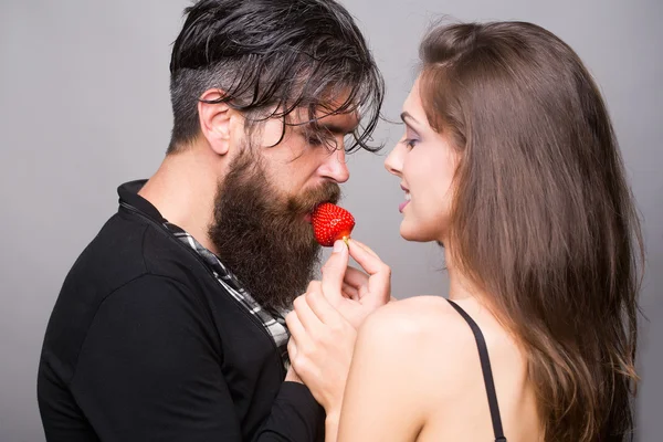 Sexy casal comer vermelho morango — Fotografia de Stock