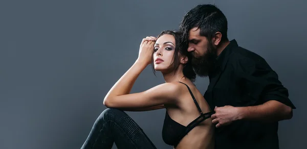 Sexy casal de mulher e barbudo homem — Fotografia de Stock