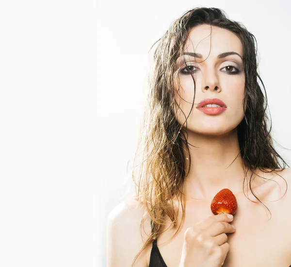 Sexy bella donna con fragola rossa — Foto Stock