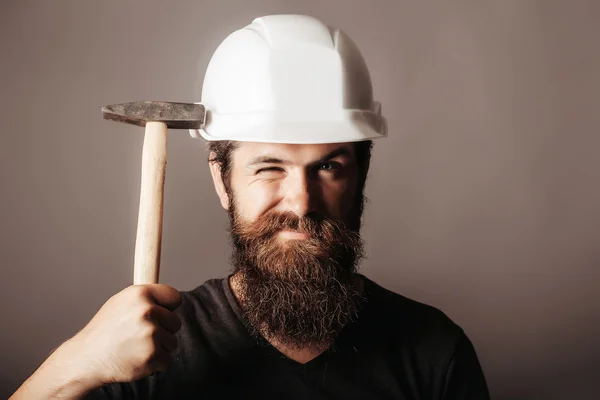 Hombre trabajador en casco con martillo —  Fotos de Stock