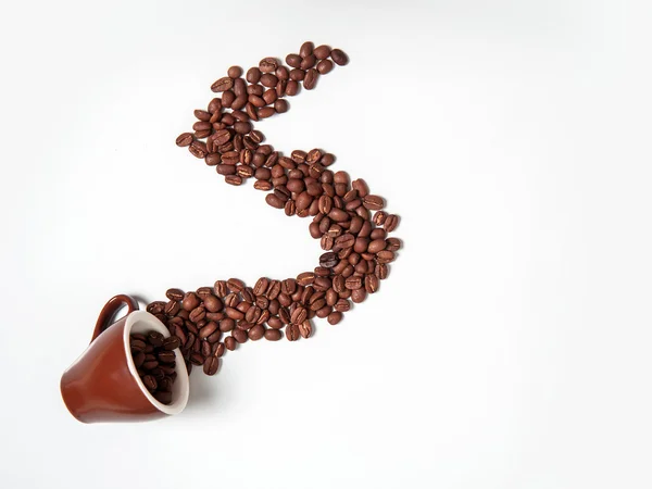 Grains de café en tasse isolé sur blanc — Photo