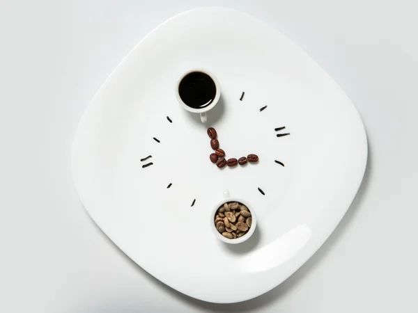 Horloge de tasses à assiette et café isolé — Photo