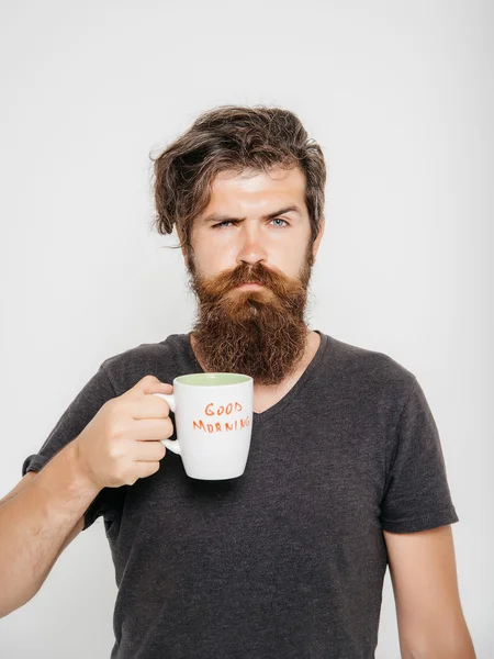 Barbudo hombre serio con taza de café o té —  Fotos de Stock