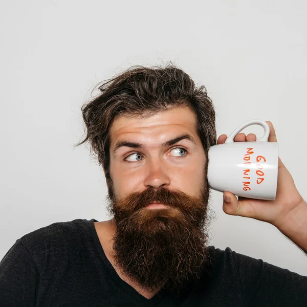 Hombre barbudo sorprendido con taza de café o té —  Fotos de Stock