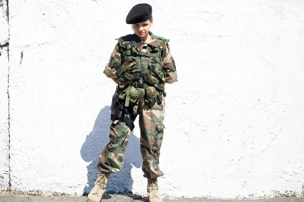 Niña soldado en camuflaje —  Fotos de Stock