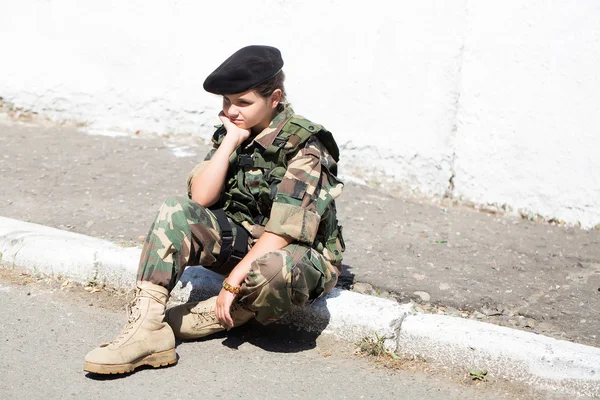 Ung flicka i armén kamouflage — Stockfoto