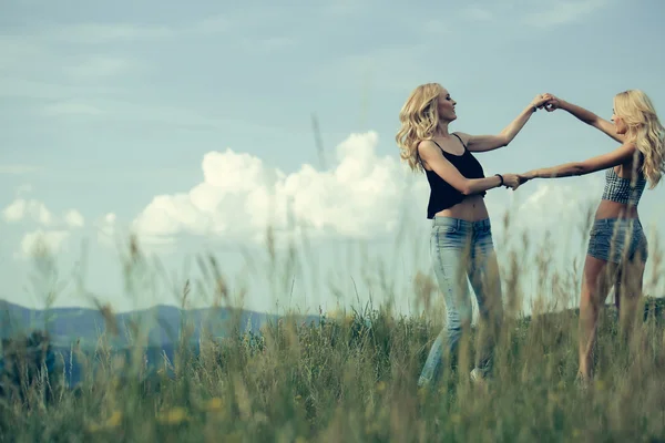 Mujeres bonitas en campo al aire libre —  Fotos de Stock