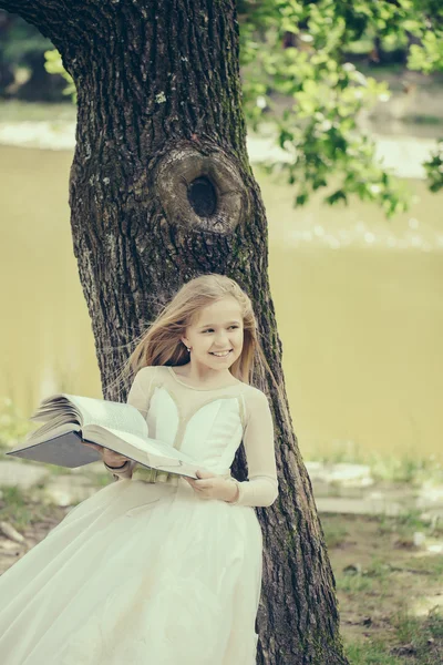 Menina pequena em vestido branco ao ar livre — Fotografia de Stock