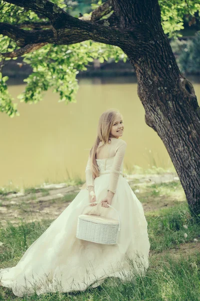 Niña pequeña en vestido blanco al aire libre — Foto de Stock