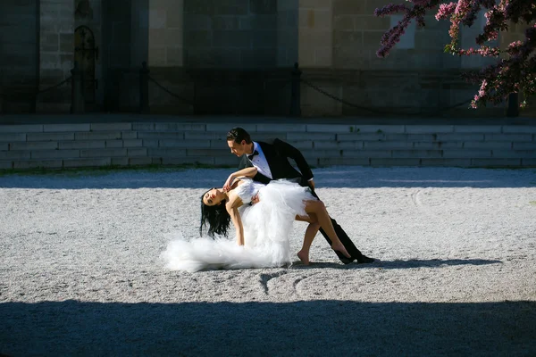 Sexy paar dansen zonnige bruiloft buiten — Stockfoto