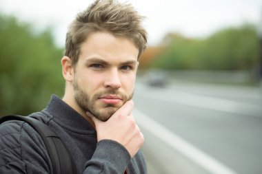 Genç çekici adam sakallı