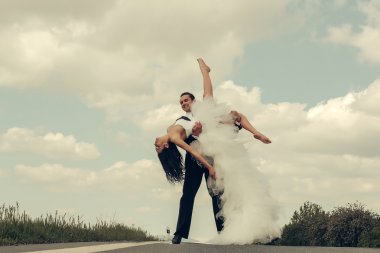 mutlu çift yolda dans düğün