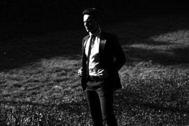 Zarif adam manzara üzerinde pozlar 