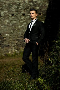 Zarif adam pozlar açık