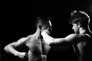 Genç kaslı erkekler boks