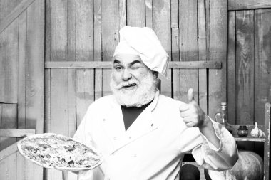 Pizza ile sakallı aşçı