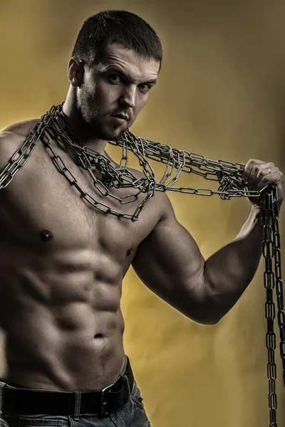 Мускулистый человек с веревкой — стоковое фото