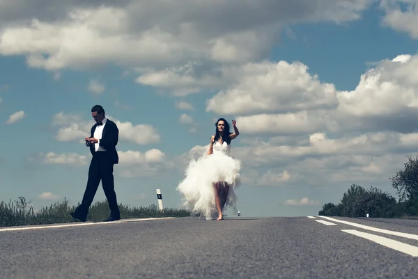 De gelukkige paar bruiloft op weg — Stockfoto