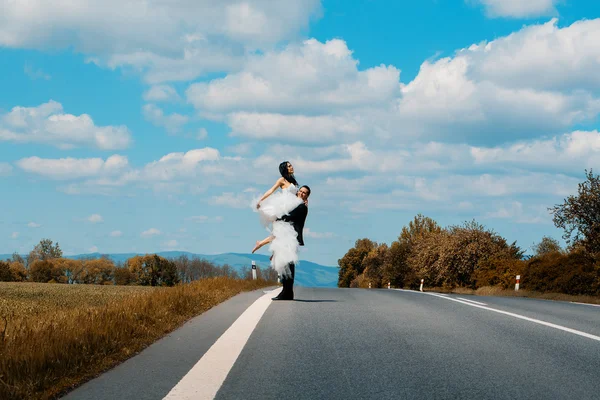 Élégant marié tient belle mariée — Photo