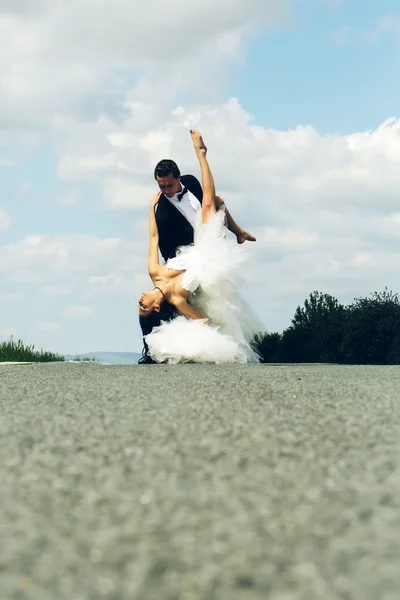 Matrimonio felice coppia ballare su strada — Foto Stock