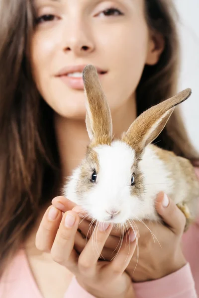 Jolie femme avec lapin — Photo