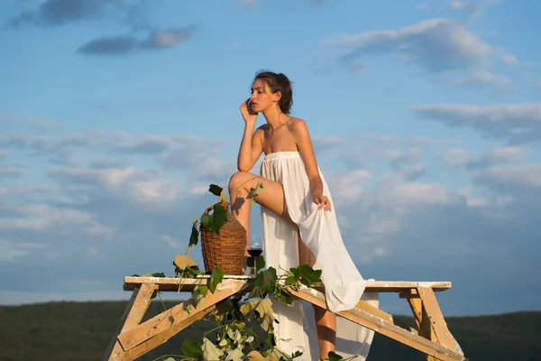 Menina bonita com garrafa de vinho — Fotografia de Stock