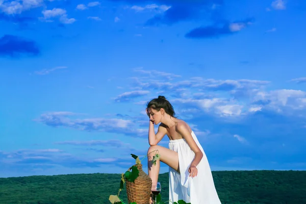 Menina bonita com garrafa de vinho — Fotografia de Stock