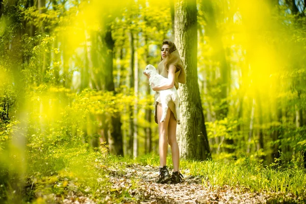 Ung flicka med getter i skogen — Stockfoto