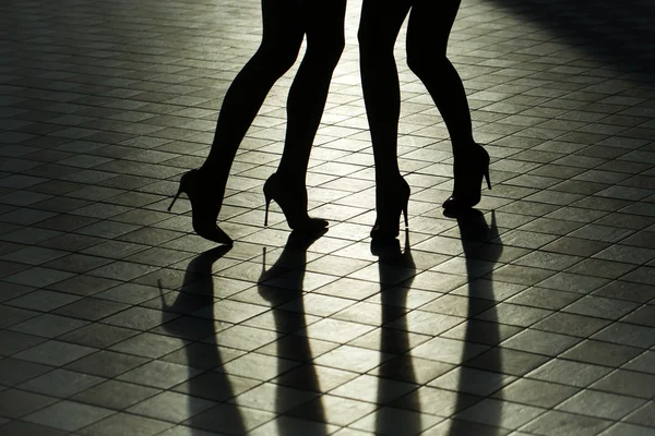 Jambes féminines dans les chaussures — Photo