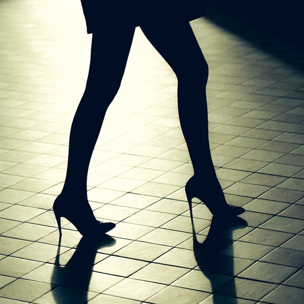 Patas femeninas en zapatos de glamour — Foto de Stock