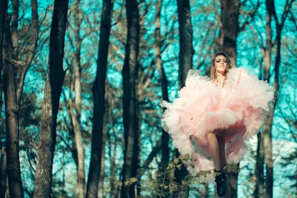 Гламурная девушка танцует в лесу — стоковое фото