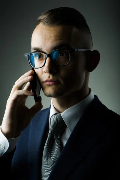 Tipo en gafas con teléfono móvil — Foto de Stock