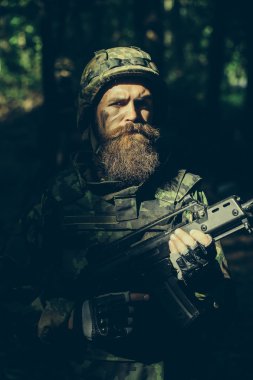 silahı olan genç asker