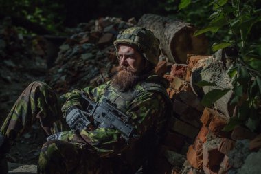 silahı olan genç asker