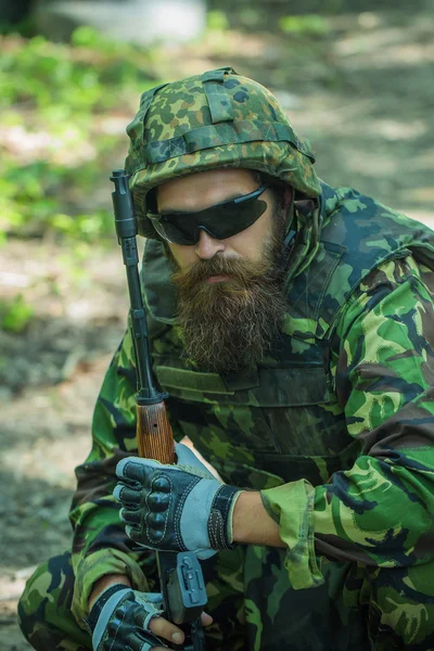 Retrato de soldado en gafas de sol — Foto de Stock