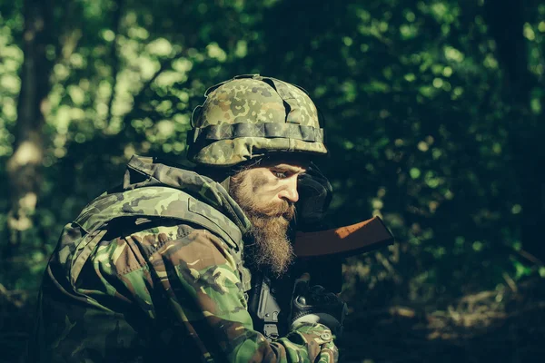 Joven soldado con arma — Foto de Stock