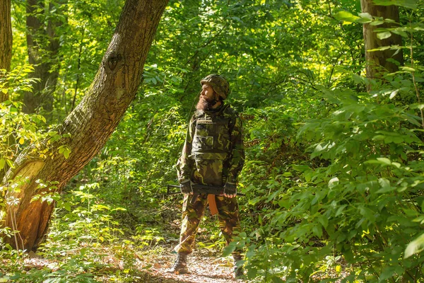 Soldado en el bosque con el arma —  Fotos de Stock