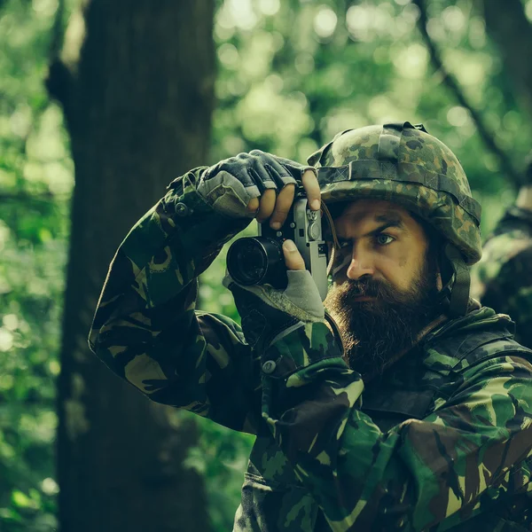 Soldado con cámara en el bosque — Foto de Stock