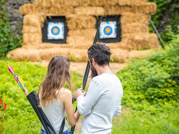 Paar mit Pfeil und Bogen — Stockfoto