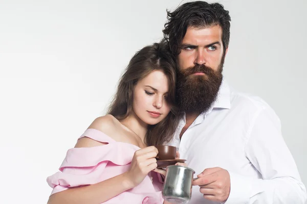 Unga par med kaffekopp och kruka — Stockfoto