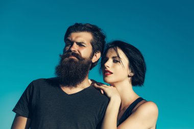 Mavi gökyüzünde genç bir çift