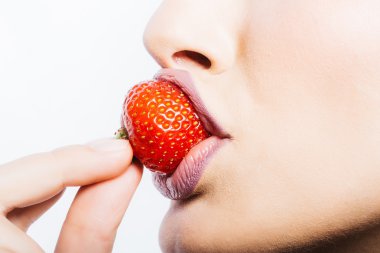 kadın dudaklar kırmızı çilek yeme