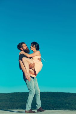 Mavi gökyüzünde genç bir çift