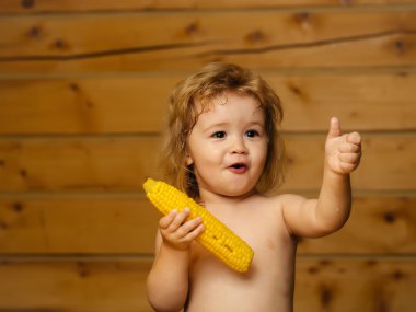 sarı mısır yeme komik küçük çocuk çocuk